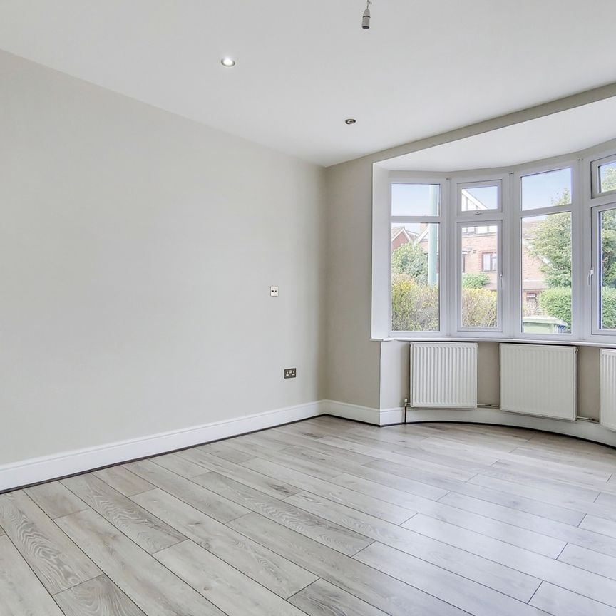 3 Bed Flat, St. Dunstans Avenue, W3 - Photo 1