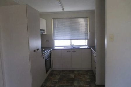 Charming Home in a Quiet Torquay Cul-De-Sac - Photo 5