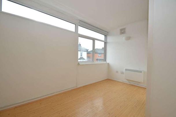 Addlestone, KT15 - Photo 1