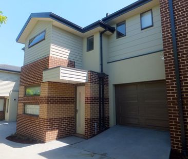 MODERN 2 BEDROOM TOWN HOUSE IN GREAT LOCATION - Photo 2
