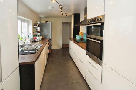 4 bedroom terraced house to rent - Photo 2