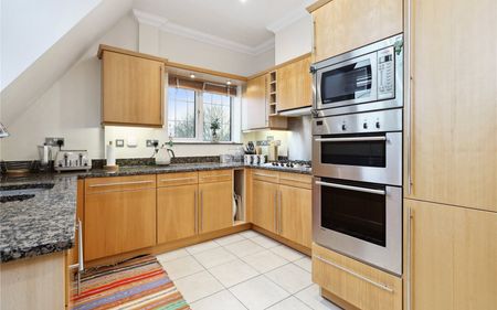 Belvedere House, Churchfields Avenue, Weybridge, Surrey, KT13 - Photo 5