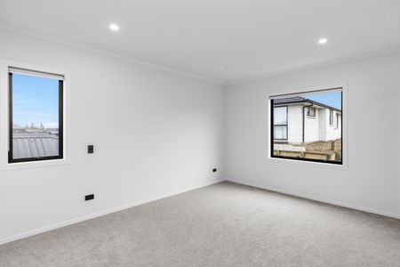 For rent is a luxurious, high-spec three-bedroom townhouse located in the heart of Peacockes, one of Hamilton's most rapidly developing and sought-after suburbs. - Photo 2