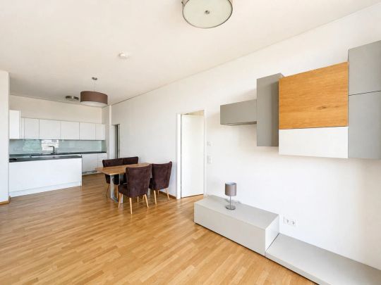 Sofort verfügbar: Teilmöblierte 2-Zi.-Wohnung im Triiiple Tower mit Panoramablick - Photo 1
