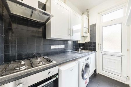 3 bedroom flat to rent - Photo 4