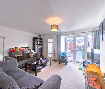 Pinewood Park, Farnborough, GU14 - Photo 4