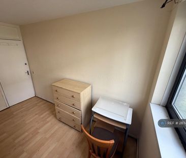 1 bedroom in a flat share to rent - Photo 4