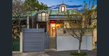 Size, light and position in a two-level brick home - Photo 4