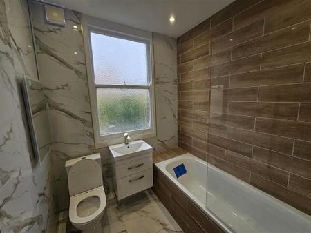 3 bedroom flat to rent - Photo 3