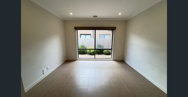 Modern Four-Bedroom Home in Aintree! - Photo 1