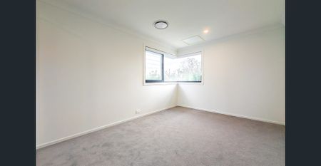 Modern 4-Bedroom Townhouse in a Peaceful, Parkside Location - Photo 3