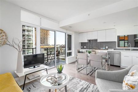 Stunning 2 bed + flex PENTHOUSE with massive rooftop patio! - Photo 2