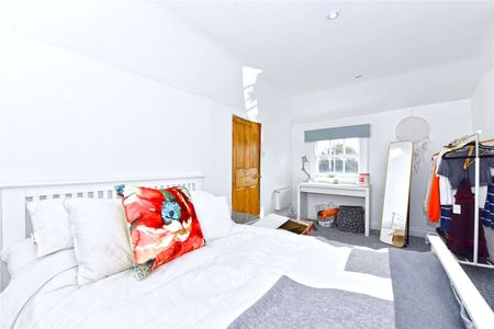 A spacious two bedroom apartment set over two floors and only 0.2 miles from the Marlow High Street - Photo 2