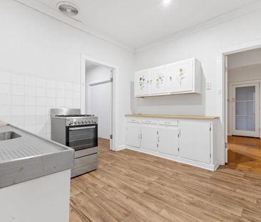 Charming Character 3 br Home with Space, Style & Garden Serenity 🌿 - Photo 1