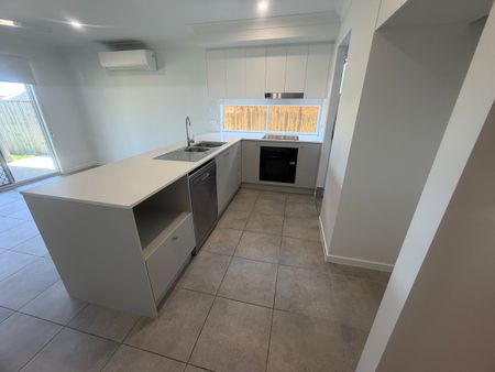 1 Weeks Free Rent! - Modern family Home in 'Affinity Estate' Morayfield - Photo 3