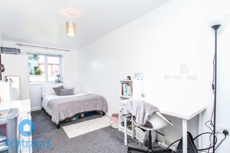 4 bed Semi-Detached House for Rent - Photo 5