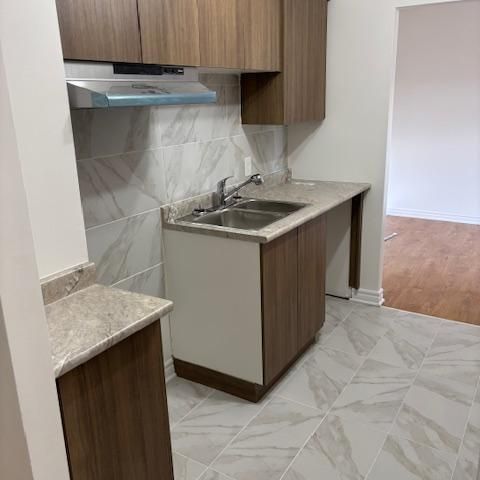 Boucherville grand 5 1\2 libre immédiatement, $1680\mois tout rénové - Photo 1
