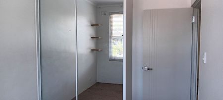 Stunning Renovated 2 Bedroom unit in quiet location - Photo 4