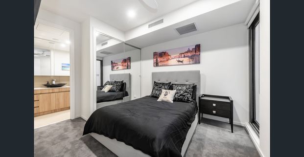 FULLY FURNSIHED BOUTIQUE APARTMENT WITH COURTYARD ! CAFES AND BEACH AT YOUR DOORSTEP - Photo 1