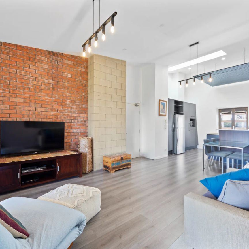 Furnished industrial style apartment in the heart of the city! - Photo 1