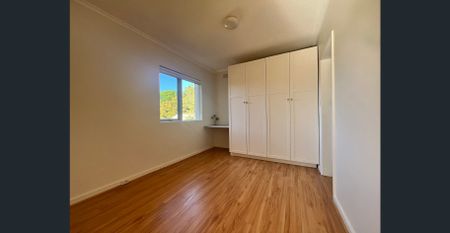 Safe & Secure Living – Bright Top-Floor Apartment - Photo 2
