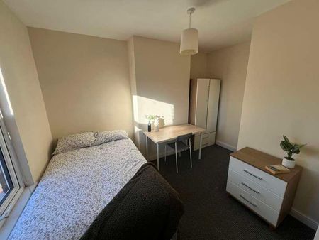 Large Property // Spare Room // Available Now!, LN5 - Photo 5