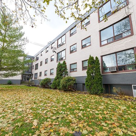 Crown Hill Place Apartments - Photo 3