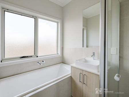 Spacious Family Living in the Heart of Eynesbury - Photo 3