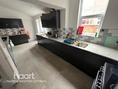 1 bedroom in a house share to rent - Photo 3