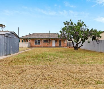 Spacious family home in a quiet street - Photo 2