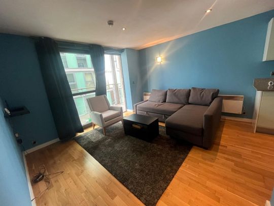 2 bedroom Flat To Let - Photo 1