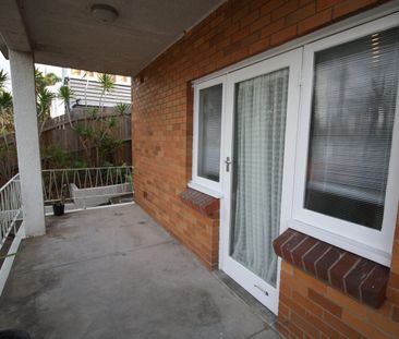 One Bedroom Unit - Superb Location! - Photo 6