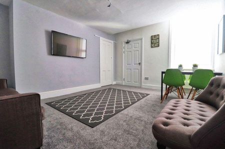 1 bedroom in a flat share to rent - Photo 2