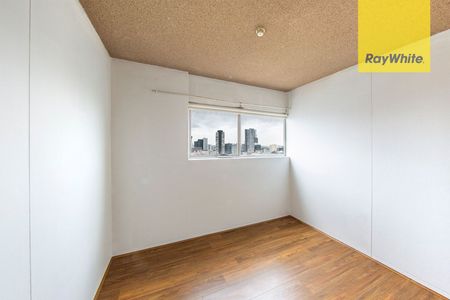 PANORAMIC SKYLINE VIEWS FROM BRIGHT APARTMENT - Photo 2