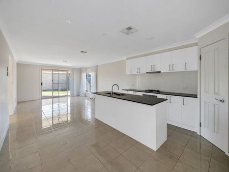 13 Princess Royal Pde, Hindmarsh Island SA 5214 - House For Rent | Domain - Photo 3