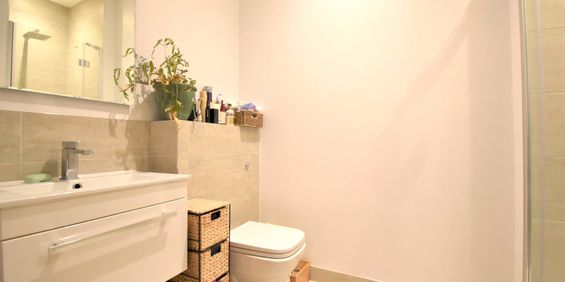 High Street, Berkshire High Street, Berkshire - Photo 3