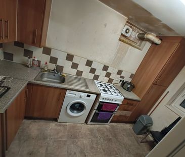 Room in a Shared Flat, Shearsmith House Hindmarsh Close, E1 - Photo 4