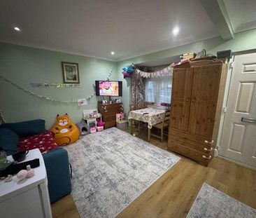 Kenilworth Avenue Romford, RM3 - Photo 1