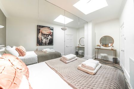 2 Bed Terraced House, Kramer Mews, SW5 - Photo 2