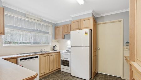 Spacious Family Home in Quiet Court Location - Photo 2