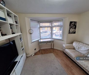 3 bedroom semi-detached house to rent - Photo 6