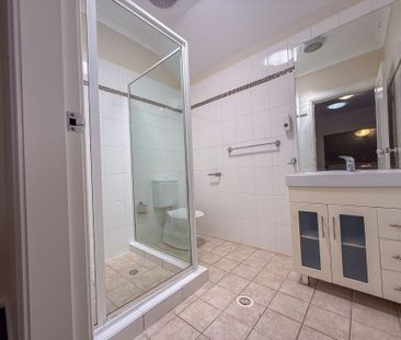 Unique Townhouse with Large Bedrooms - Photo 6