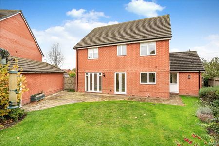**6 MONTH LETTING**Modern 4 bedroom detached house on the edge of Great Western Park in the 'Welford' style originally built by Taylor Wimpey. - Photo 2