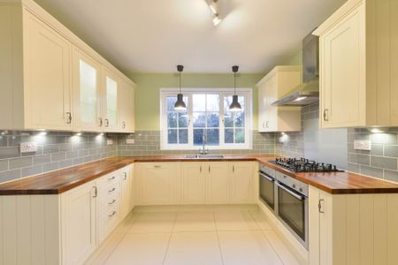 Tattenham Crescent, Epsom - Photo 2