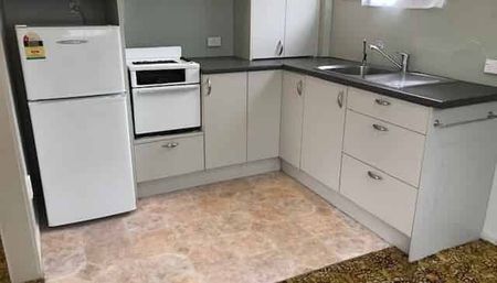 Charming 1BR Flat in Beachlands! Near beach & bus - Photo 4