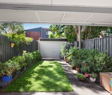 SPACIOUS CONTEMPORARY TERRACE IN PRIME LOCATION - Photo 6