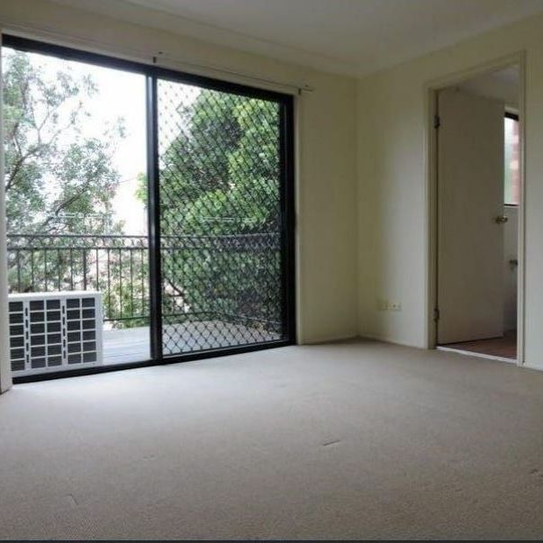 2 bedroom Townhouse - Perfect Position - Photo 1