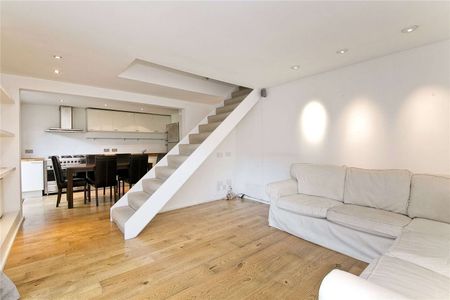 A well-presented three bedroom house with a private garden in Barnsbury, close to Angel and King's Cross. - Photo 2