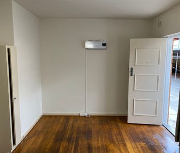 Bright, freshly painted, 1 bedroom apartment - Photo 2