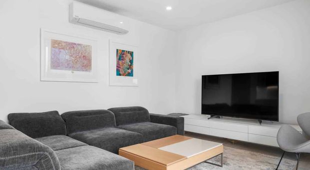 Stunning One Bedroom Apartment in Library 27 - Photo 1